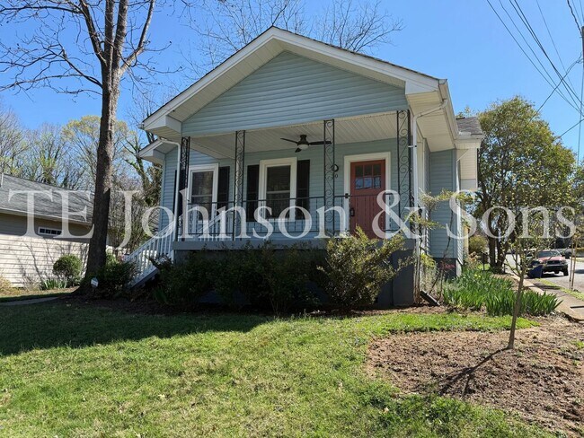 Building Photo - Charming 3BR Home with Fenced Yard, Hardwood Floors and Classic Built Ins