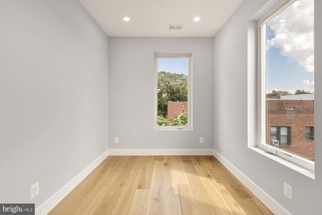 Building Photo - 3215 Mt Pleasant St NW