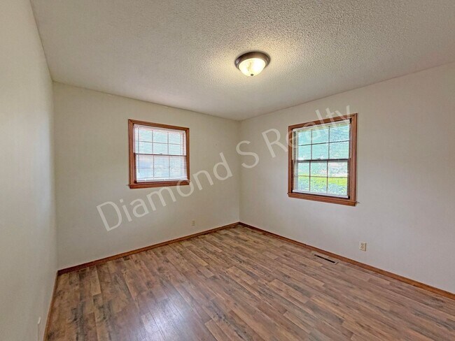 Building Photo - 523 W Swan St