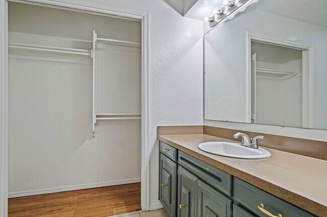 Building Photo - Beautifully Renovated 3bed/  2bath in Del city!   Bonus room in the Master bedroom!!