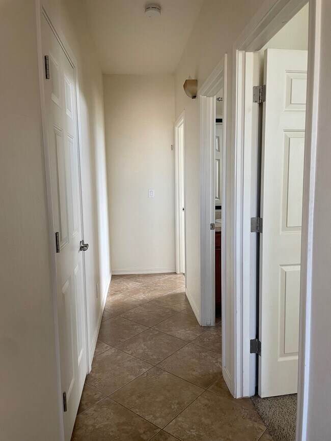 Building Photo - 1170 N Opal Dr