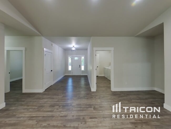 Building Photo - 5144 Victory Dr SW