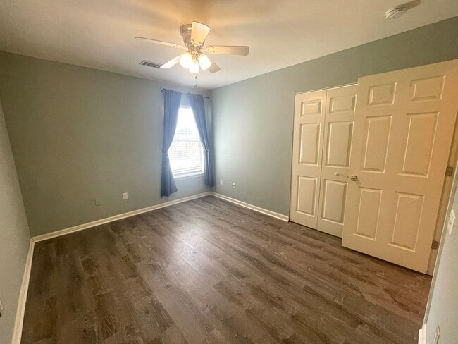 Building Photo - 3 Bedroom, 2 Bath Townhome in Park West of...