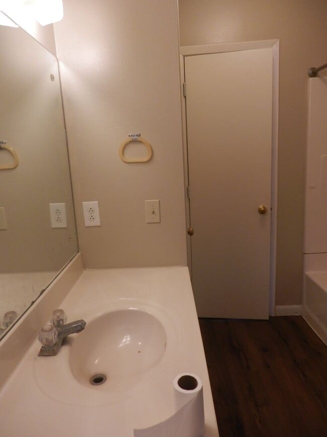 Building Photo - Quality 3 Bedroom 1.5 Bathroom Townhouse