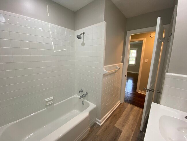 Building Photo - 1622 McCullough Ave NE