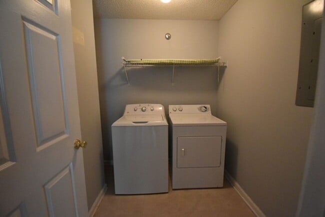 Building Photo - 2 bedroom 2 bath unit ready for you to mov...