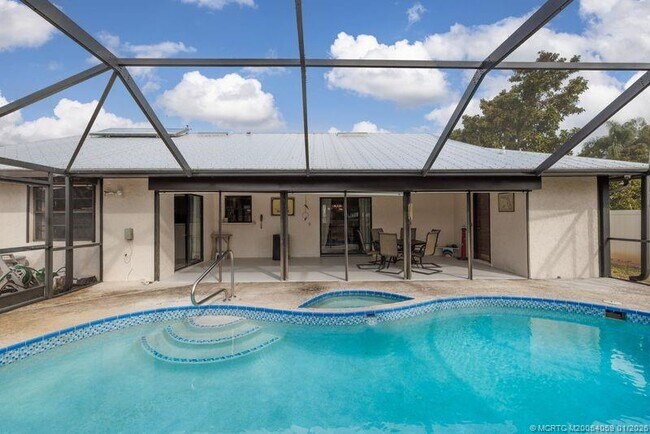 Building Photo - 160 SE Duxbury Ave