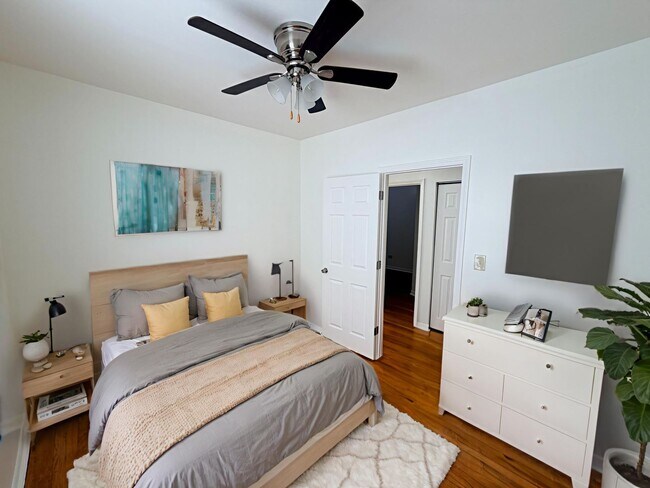 Building Photo - 1322 W 57th St