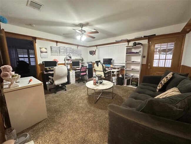 Building Photo - 1111 Doral Ln