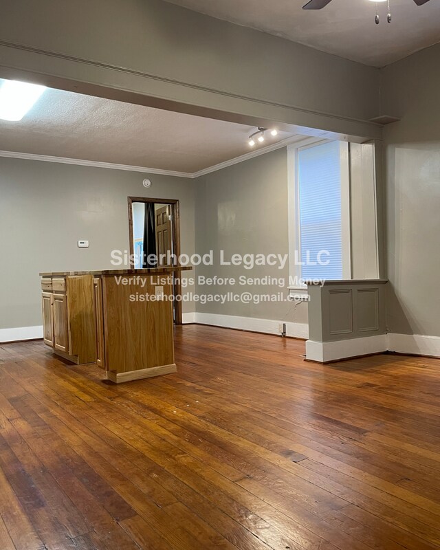 Building Photo - 838 S Oak St