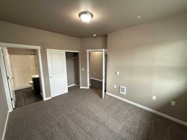 Building Photo - 4261 Hawthorne Ave NE