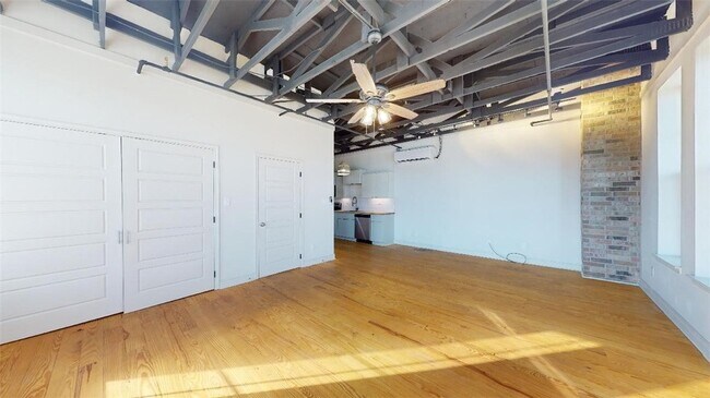 Building Photo - 305 W 27th St
