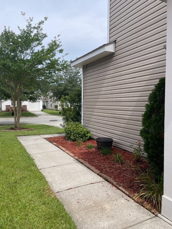 Building Photo - 8806 Shadowglen Dr