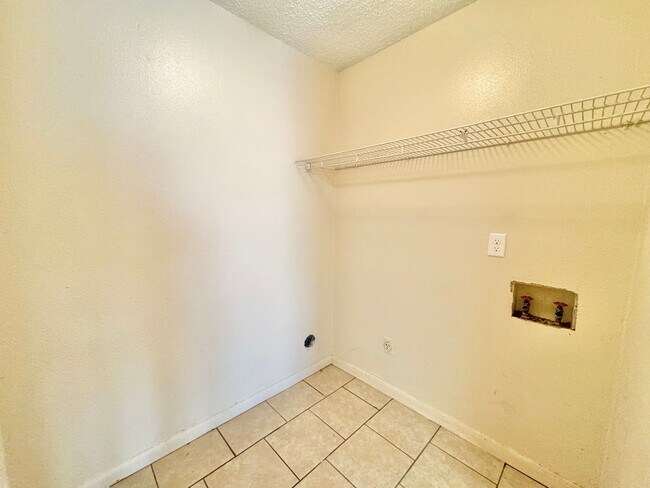 Building Photo - 2538-2540 Elm Ave