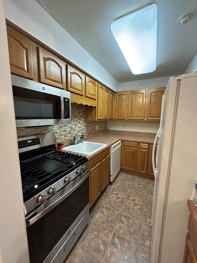 Building Photo - 15 Pointe Cir S