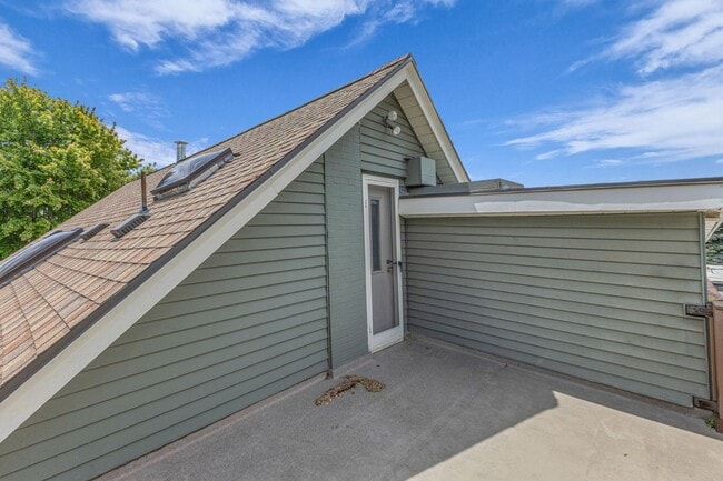 Building Photo - 951 E 700 S
