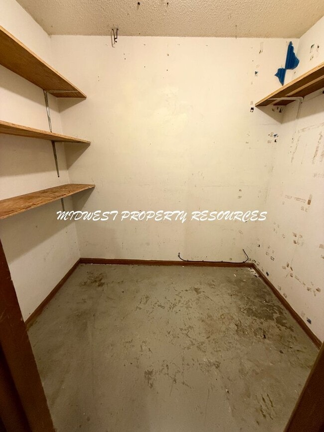 Building Photo - 2 Bedroom Duplex w/ Garage