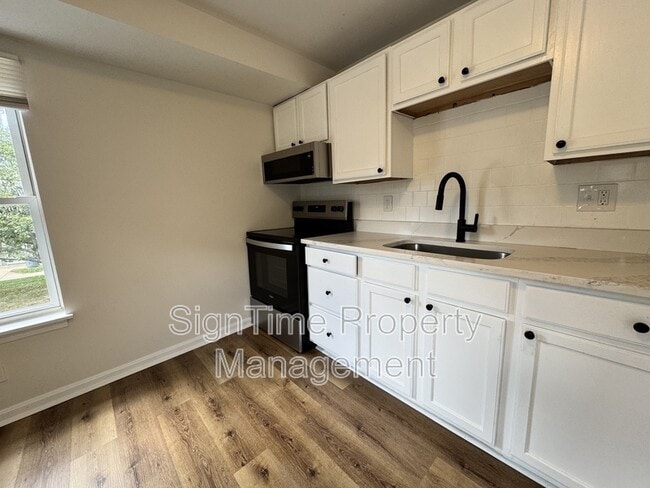 Primary Photo - 136 E South St