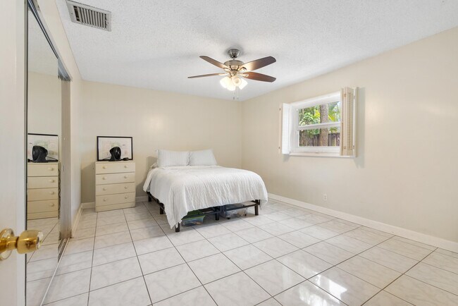 Building Photo - 306 18th Ave N