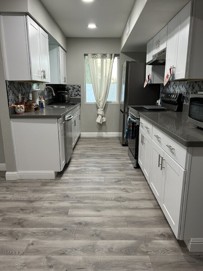 Building Photo - "Well Maintained 3-Bedroom, 2 Bathroom in Yuma Valley!"