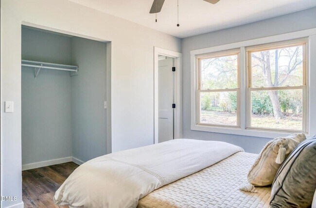 Building Photo - 2204 Emerson Pl