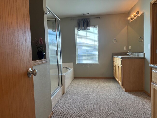 Building Photo - Beautiful 3 beds, 2.5 baths 6 minutes to V...
