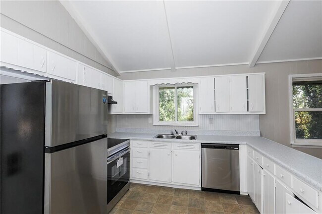 Building Photo - 5425 Skyview Dr SW