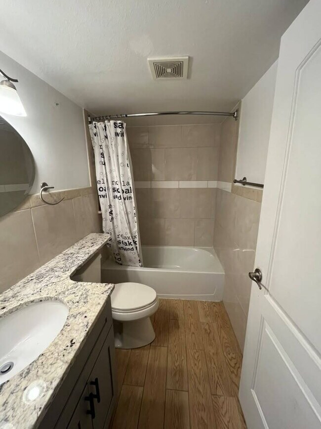 Building Photo - "Spacious 3 Bedroom/2 Bath Home in Florissant!"  Available for Move-In on 8/15/2026