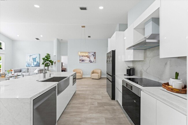 Building Photo - 10112 Aqua Vista Way