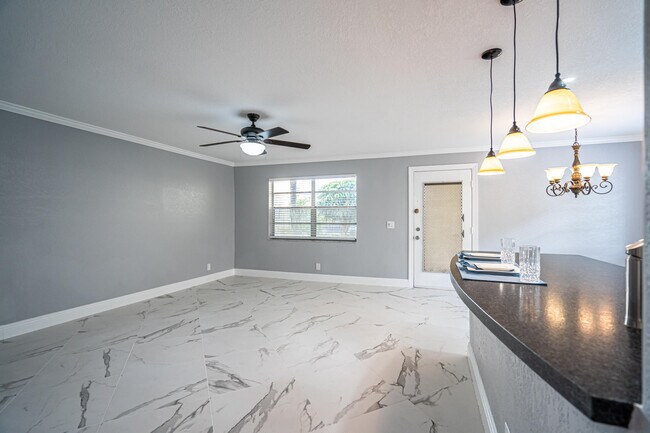 Building Photo - 244 Normandy Ln