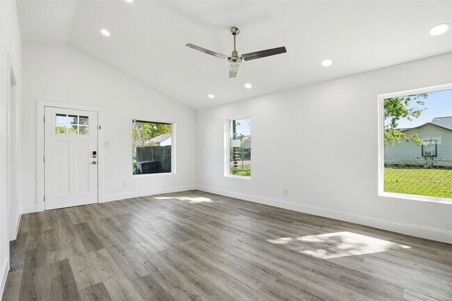 Building Photo - 4929 Creekmont Dr