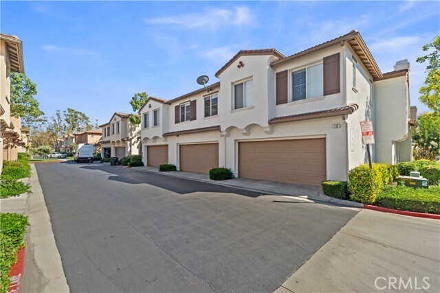 Building Photo - 18 Moonstone