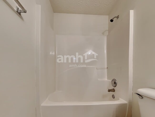 Building Photo - 307 Meadows Ln