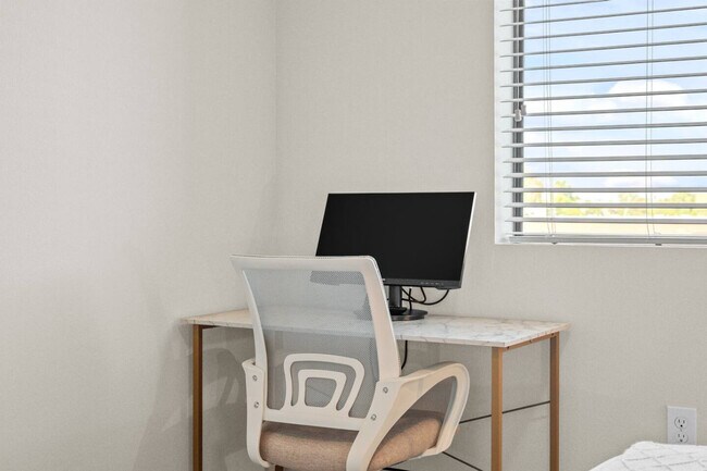 Building Photo - 711 W Broadway Rd