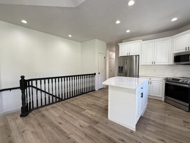 Building Photo - 152 W 4050 N