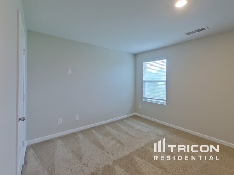 Building Photo - 1071 Bluecoat Cir