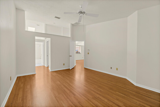 Building Photo - 604 Parkside Pl