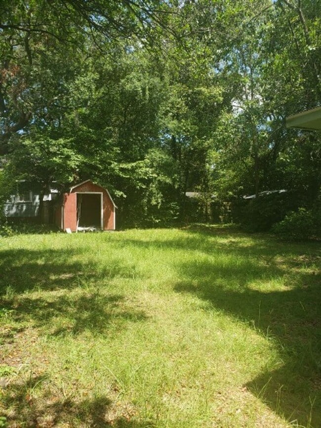 Building Photo - Three Bedroom Ranch in Park Circle