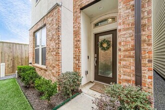 Building Photo - Modern home with 3 bedrooms, 3.5 bathrooms...