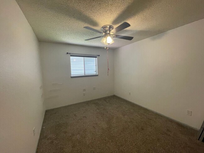 Building Photo - This spacious 3-bedroom, 2-bathroom apartment