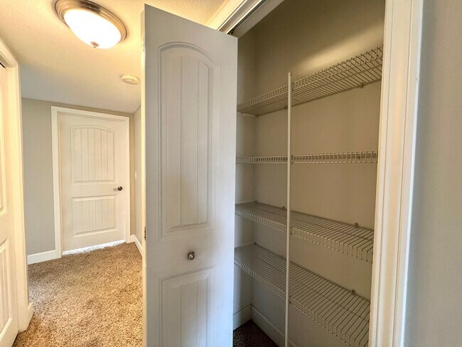 Building Photo - 2 Bedroom/2 Bathroom Apartment!