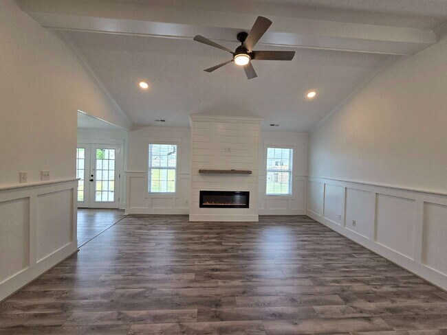 Building Photo - "Charming 3-Bedroom Retreat with Granite Finishes & Cozy Fireplace in Jacksonville!"