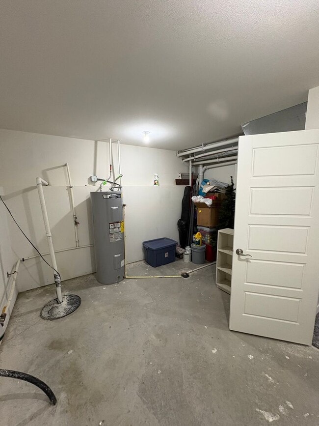 Building Photo - 4 Bedroom Home