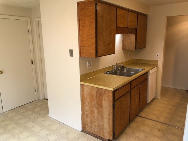 Building Photo - NW Eugene home in cul-de-sac with large yard!
