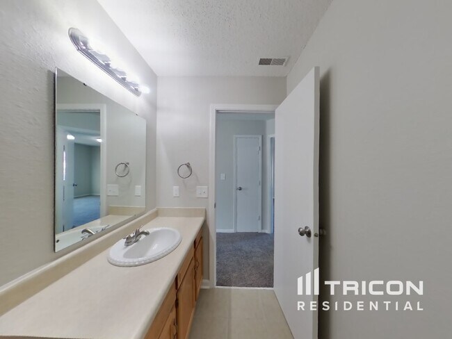 Building Photo - 1401 Thomas Dr
