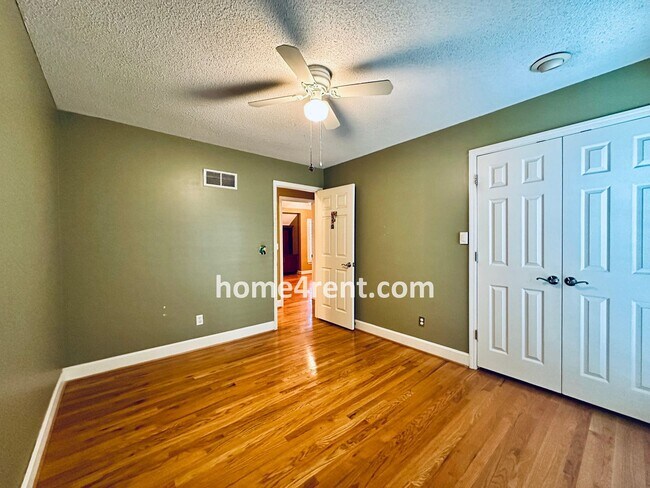 Building Photo - A Lovely Lenexa Home w/ Wood Floors Throughout, Updated Kitchen, Finished Basement and a Fenced Y...