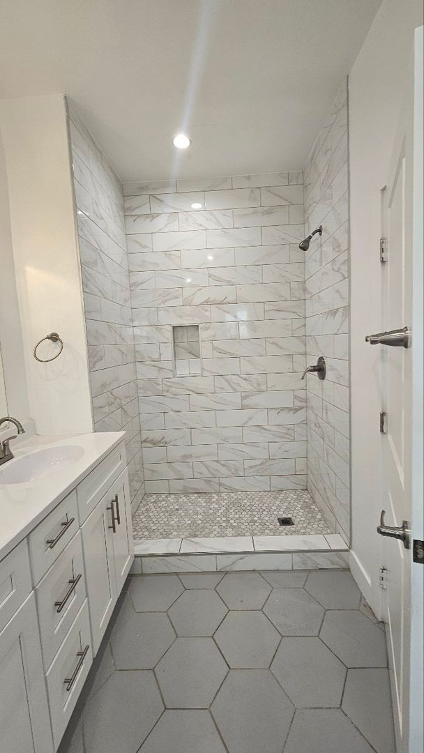 Building Photo - 1100 W 45th St