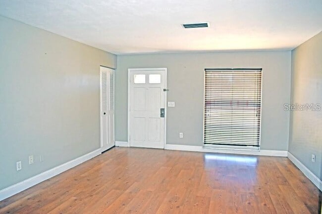 Building Photo - 1002 Cobblestone Dr