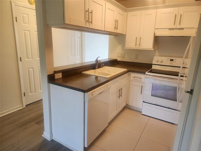 Building Photo - 2877 Belmont Ln