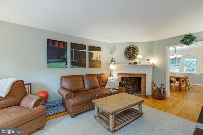 Building Photo - 6813 Market Square Dr